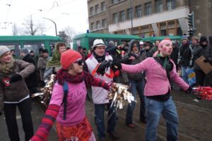 Tänzer frieren nicht beim Demonstrieren und Spaß machen tut es außerdem (Foto: K-W Koch)