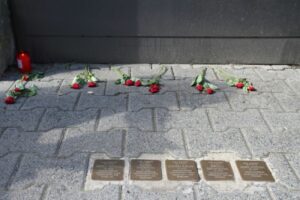 Stolpersteine bei der Veranstaltung zum Gedenken an russische Zwangsarbeiter in Heidelberg am 9. Mai 2024